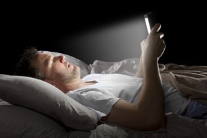 Laptops und Mobiltelefone im Bett stören euren Schlaf