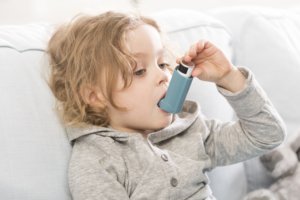 Amning i mindst seks måneder samt D-vitamintilskud til spædbørn og større børn forebygger astma og allergi