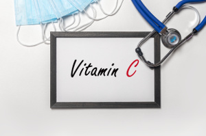Ein Mangel an Vitamin C und eine schlechte Verwertung des Nährstoffes sind an schweren Virusinfektionen beteiligt, einschließlich COVID-19