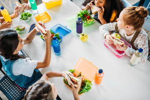 Børn, som spiser hovedmåltider plus mere frugt og grønt har et bedre mentalt helbred